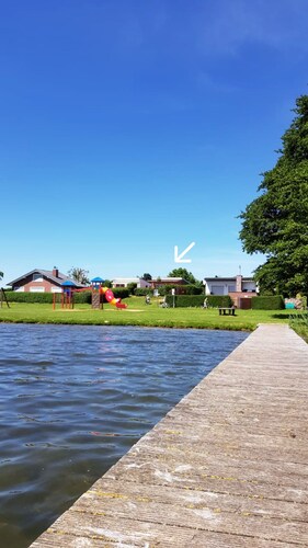 Loma-bungalow Müritzin luoteisrannalla, josta on suora näkymä järvelle