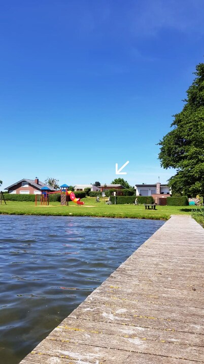Holiday bungalow on the north-west bank of the Müritz with a direct view of the lake