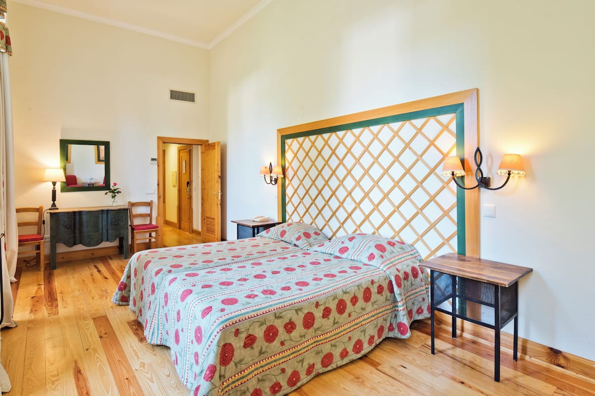 1 kamar tidur, meja kerja, kedap suara, dan setrika/meja setrika
