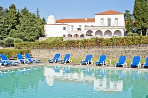 Seasonal outdoor pool, pool umbrellas - Lam Hotel Convento do Desagravo (Oliveira do Hospital)