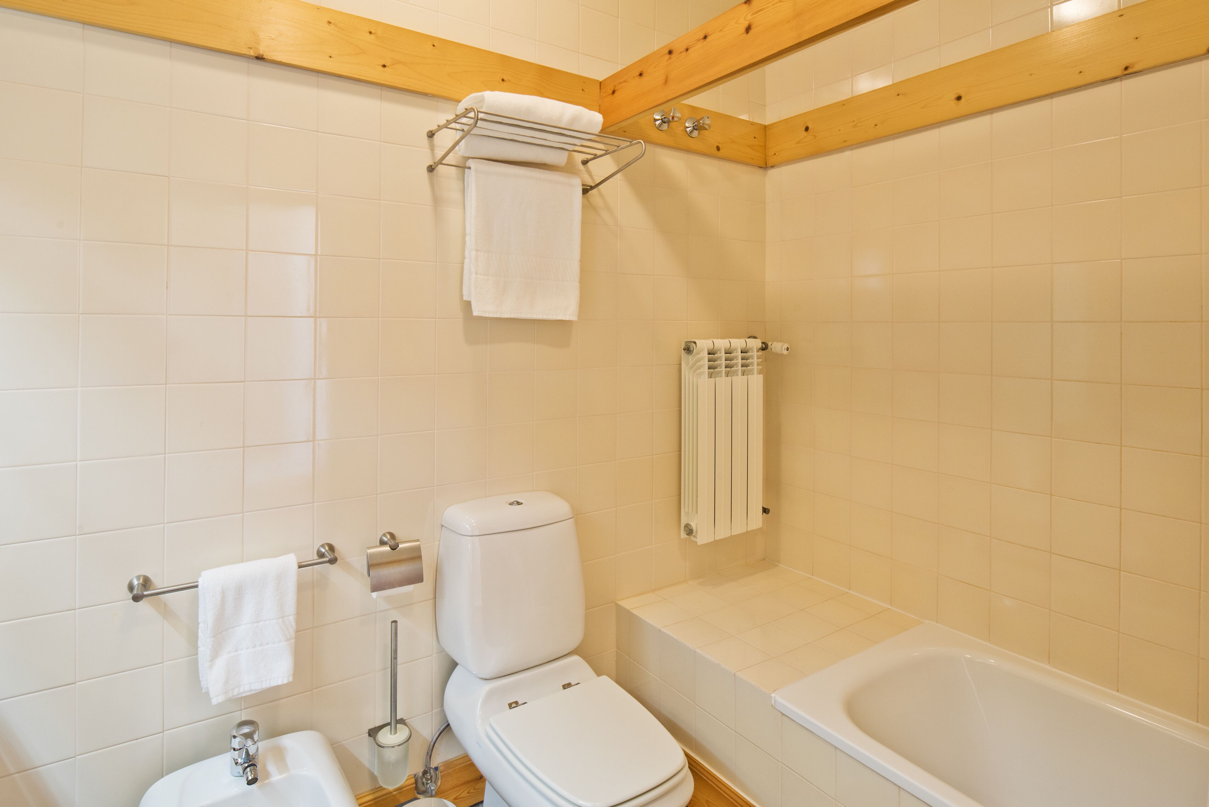 Een badkamer met toilet, wastafel en bad.