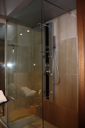 Bathtub, hair dryer, towels