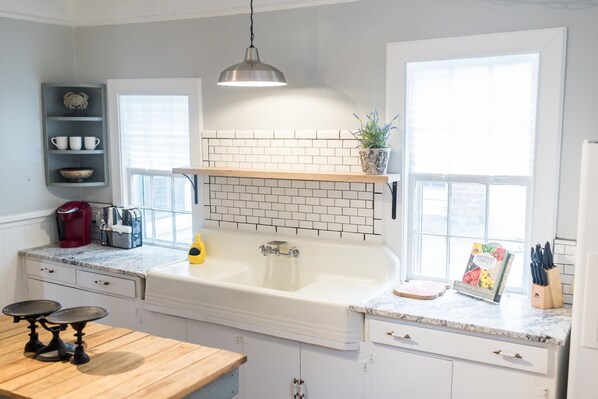 Jääkaappi, mikroaaltouuni, uuni, liesi