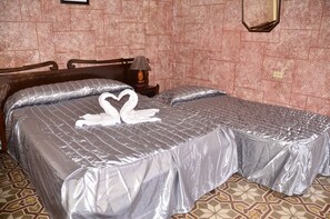 Dreibettzimmer, Mehrere Betten | Hochwertige Bettwaren, Minibar, Verdunkelungsvorhänge