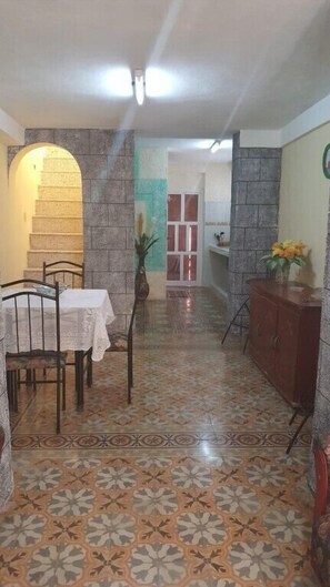 Tägliches Frühstücksbuffet (5 EUR pro Person)