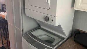 Eine kompakte, weiße Wasch-Trockner-Kombination mit Bedienfeld auf der rechten Seite.