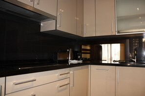 Frigorifero, microonde, forno, piano cottura