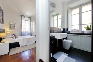Regadera, secadora de cabello, bidet, toallas