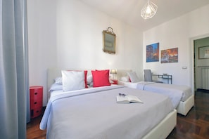 3 bedrooms, in-room safe, iron/ironing board, travel cot
