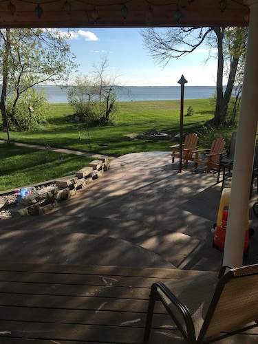 Beautiful Lakefront home on the Flats, sleeps 7, Heated garage, SnoBear 