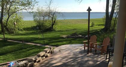 Beautiful Lakefront home on the Flats, sleeps 7, Heated garage, SnoBear