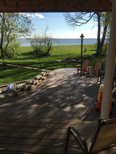 Beautiful Lakefront home on the Flats, sleeps 7, Heated garage, SnoBear