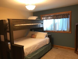 3 habitaciones, tabla de planchar con plancha, cuna de viaje y wifi 