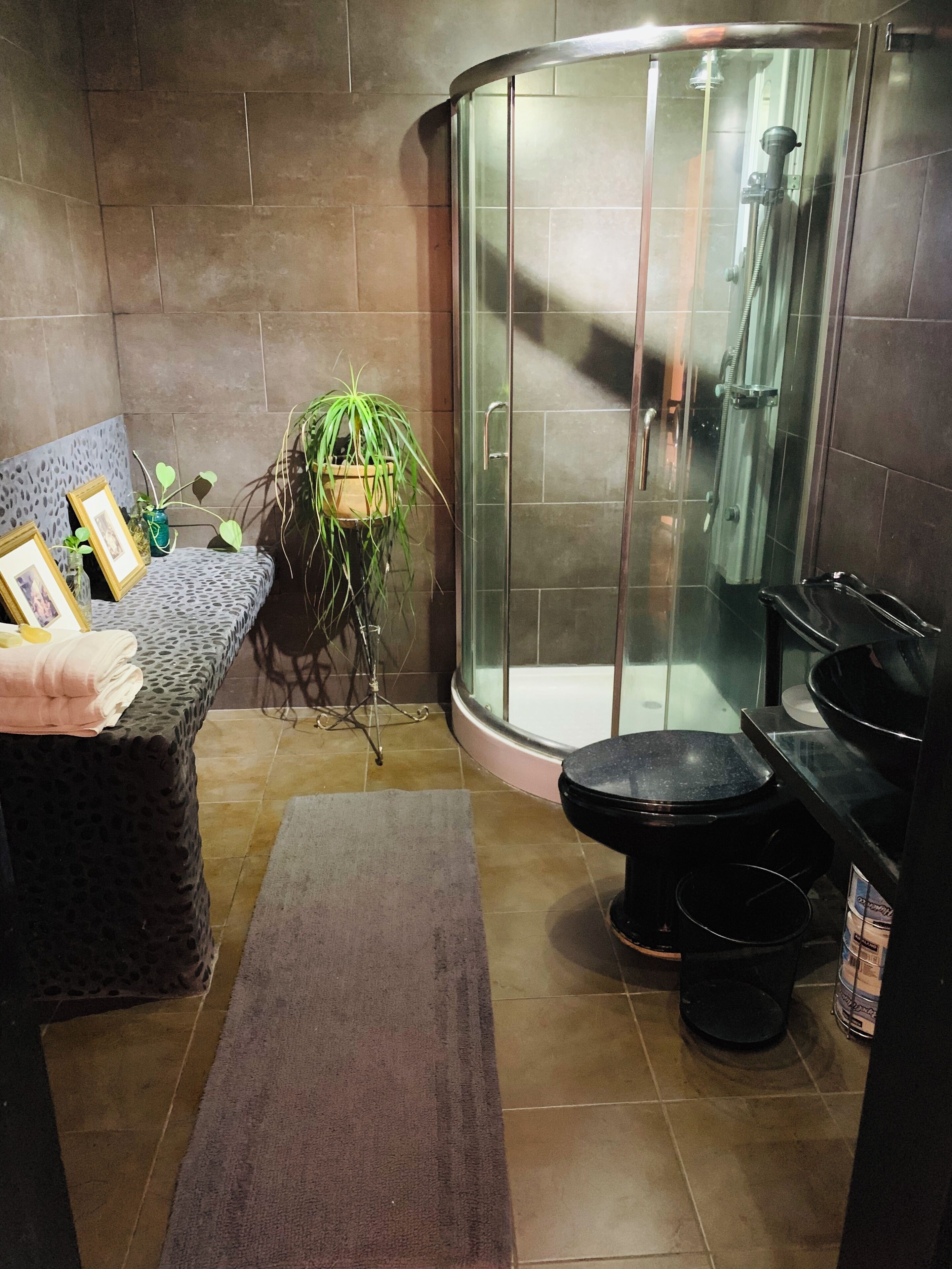 Shower, rainfall showerhead, free toiletries, towels
