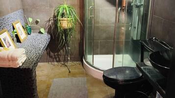 Shower, rainfall showerhead, free toiletries, towels