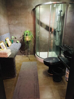 Shower, rainfall showerhead, free toiletries, towels