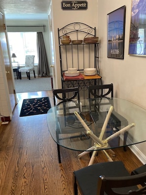 Interior - 50's Classic: Cozy, convenient, comfortable (St Louis)