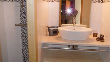 Baignoire, sèche-cheveux, bidet