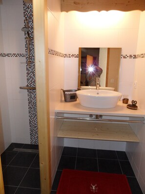 Bañera, secador de pelo, bidet