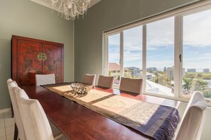 Deluxe-Apartment | Essbereich im Zimmer