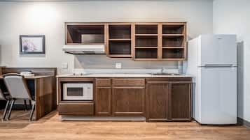 Full-sized fridge, microwave, stovetop