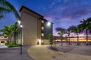 Exterior - WoodSpring Suites Miramar (Miramar)