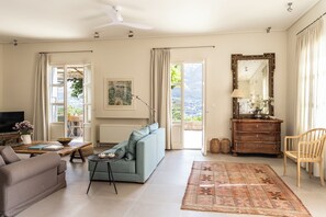 Smart-TV, peis, filmbibliotek og PC-skjermer