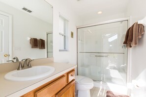 Badewanne, Haartrockner, Handtücher, Toilettenpapier