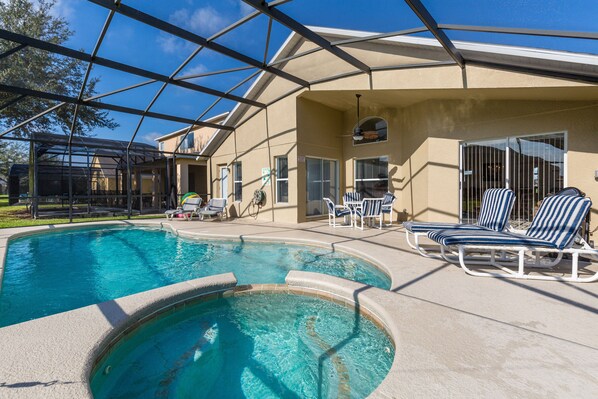 Alberca al aire libre y alberca climatizada