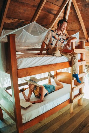 Ropa de cama hipoalergénica, cuna de viaje, wifi gratis y ropa de cama 