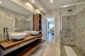 Een douche, een haardroger, een bidet, handdoeken