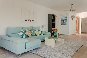 Smart TV, fireplace, DVD player, printers