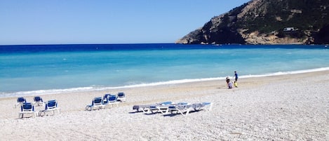 Una spiaggia nelle vicinanze, lettini da mare, teli da spiaggia