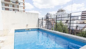 A rooftop swimming pool with a view of surrounding buildings. - Lafinur by Be Local Argentina (Buenos Aires)