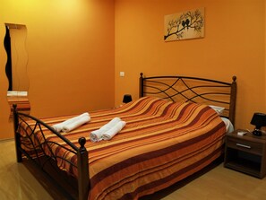 Blackout curtains, soundproofing, cots/infant beds, travel cot - Provvidenza (Motovun)