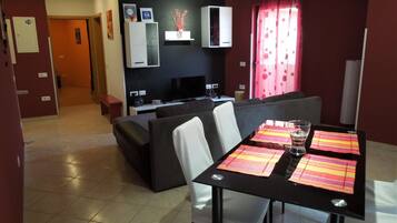 Villa, 2 soverom | Oppholdsområde | Flatskjerm-TV