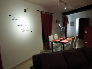 Villa, 2 chambres | Coin séjour | Télévision à écran plat