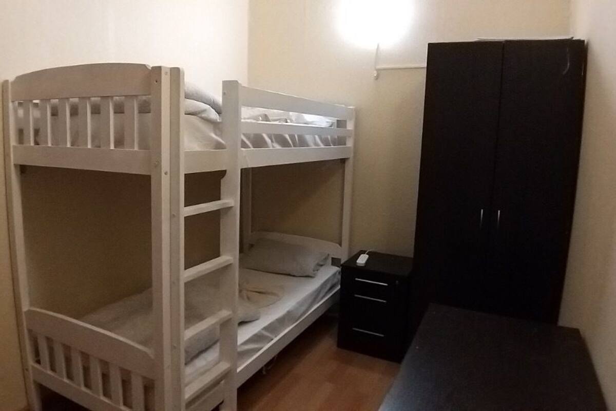 Gemeinsamer Schlafsaal, Nur Männer (4 beds) | Zimmersafe, Bügeleisen/Bügelbrett, kostenloses WLAN, Bettwäsche