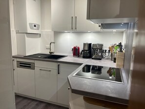 Kjøleskap, mikrobølgeovn, ovn og oppvaskmaskin