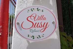 A circular sign with the text "Villa Susy Relais" surrounded by a decorative border. - Villa Susy Relais (Sant'Agnello)
