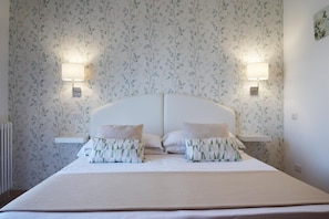 Minibar, in-room safe, individually decorated, individually furnished - Villa Susy Relais (Sant'Agnello)