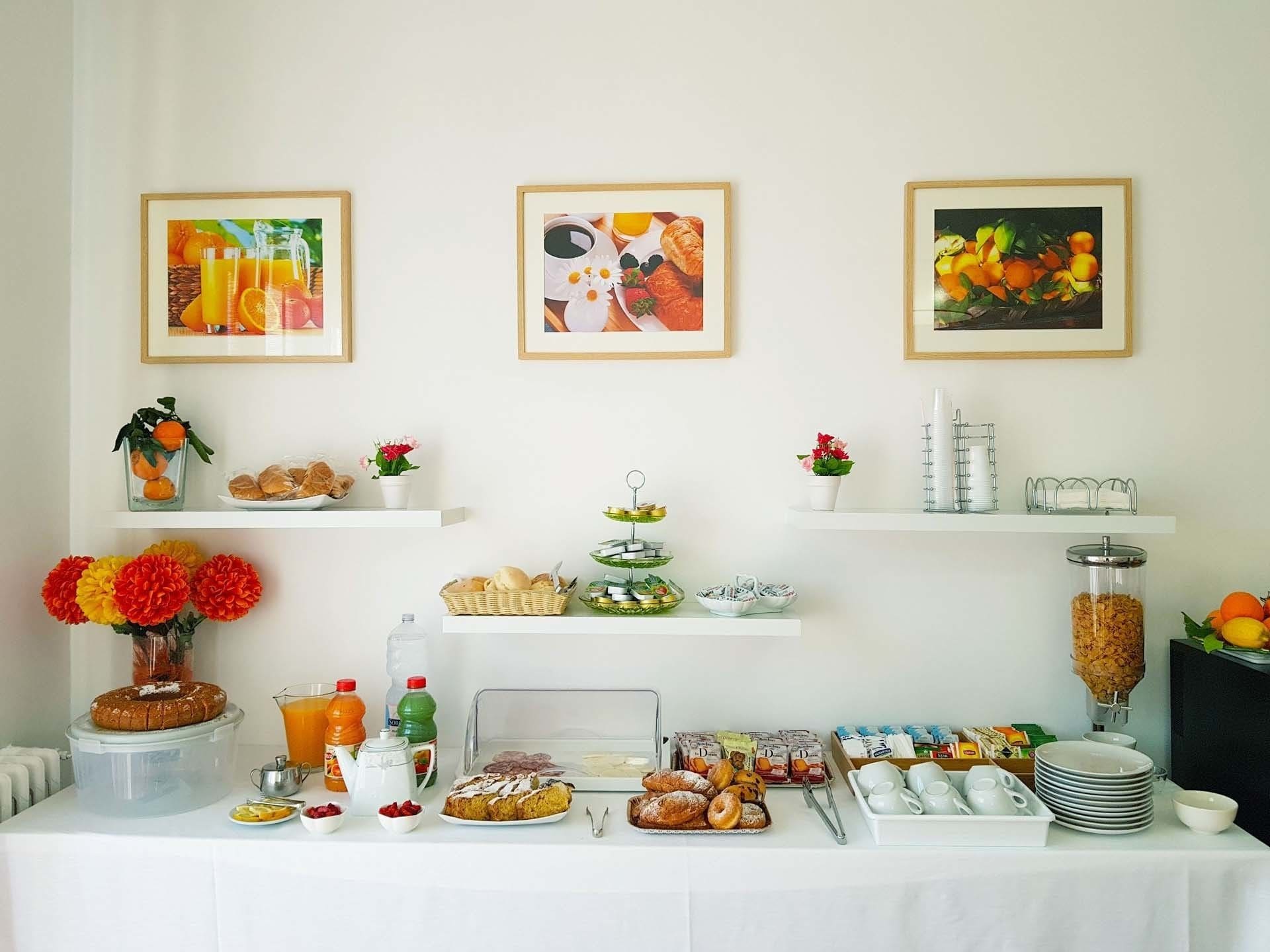 Petit déjeuner buffet (6 EUR par personne)