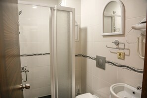 Standaard Twin kamer | Badkamer | Een douche, een regendouche, gratis toiletartikelen, een haardroger