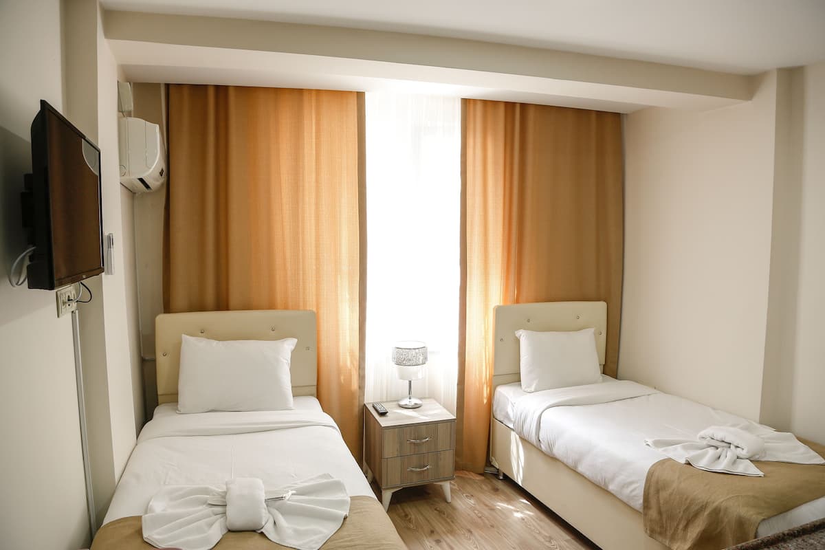 Standard Twin Room | Soundproofing, free cots/infant beds, free WiFi, bed sheets