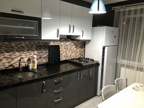 Klassiek appartement, uitzicht op zee | Privékeuken | Een koelkast met diepvriezer, een microgolfoven, een oven, een kookplaat