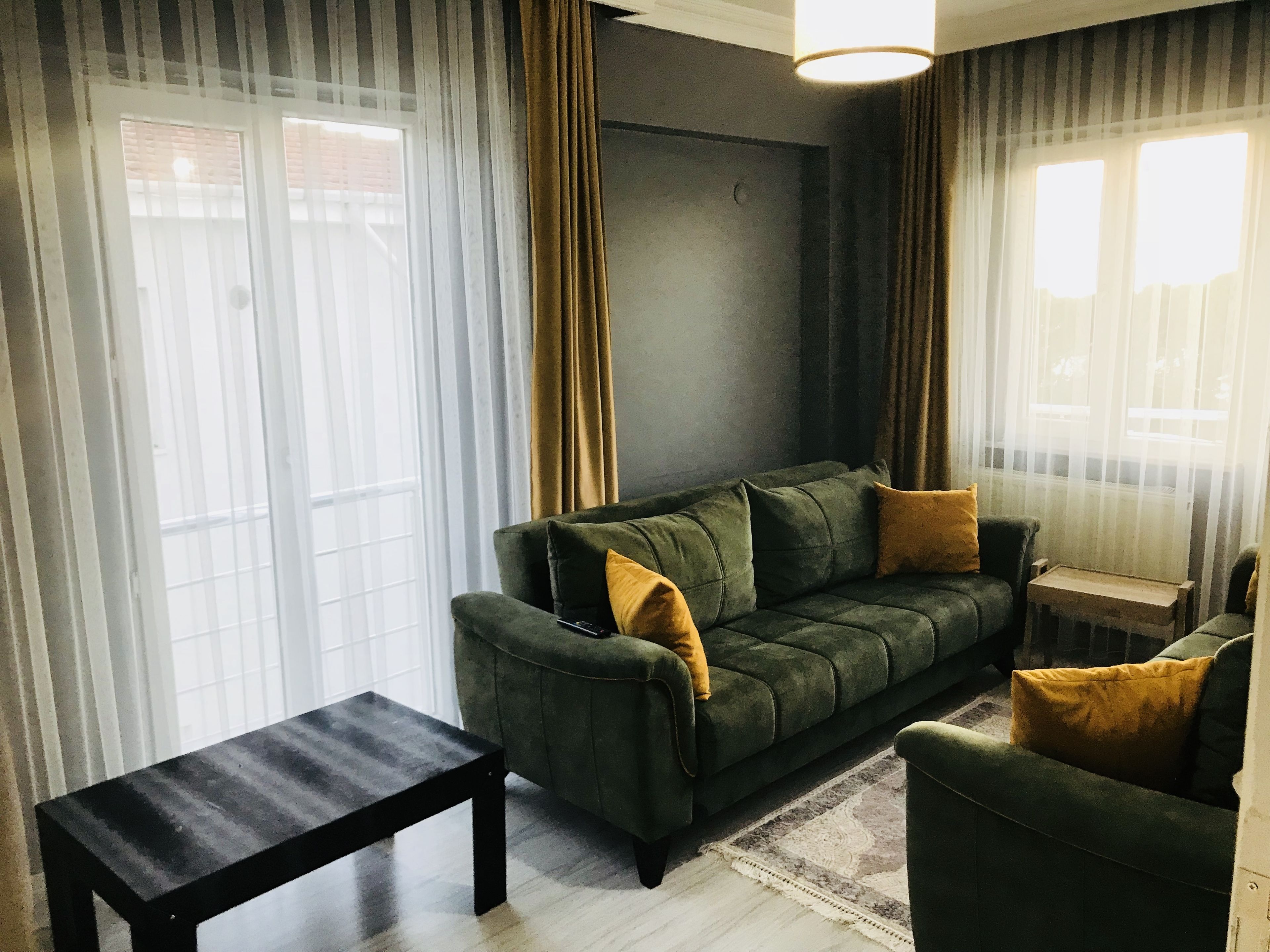 Apartamento clásico, vistas al mar | Sala de estar | Una televisión LCD, una chimenea