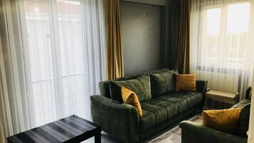 Classic Apartment, Sea View | Living room | LCD TV, fireplace