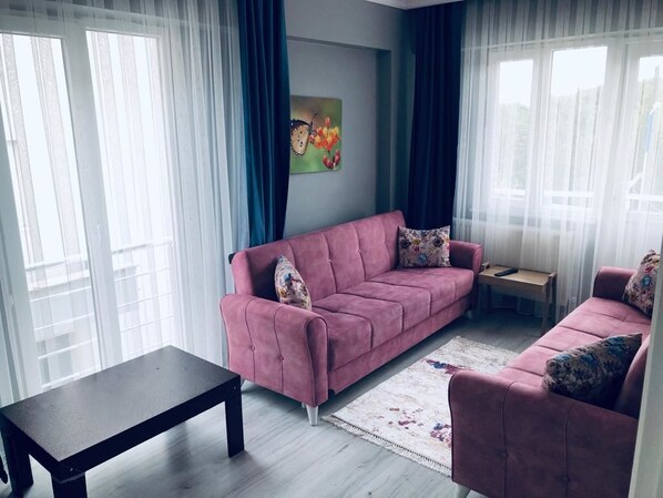 Klassiek appartement, uitzicht op zee | Woonkamer | Lcd-televisie en een open haard