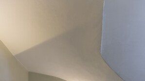 Un intérieur moderne avec un escalier et un luminaire encastré.