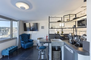 Fridge, microwave, coffee/tea maker, cookware/dishes/utensils - Acropolis View Jacuzzi Apartment (Athina)